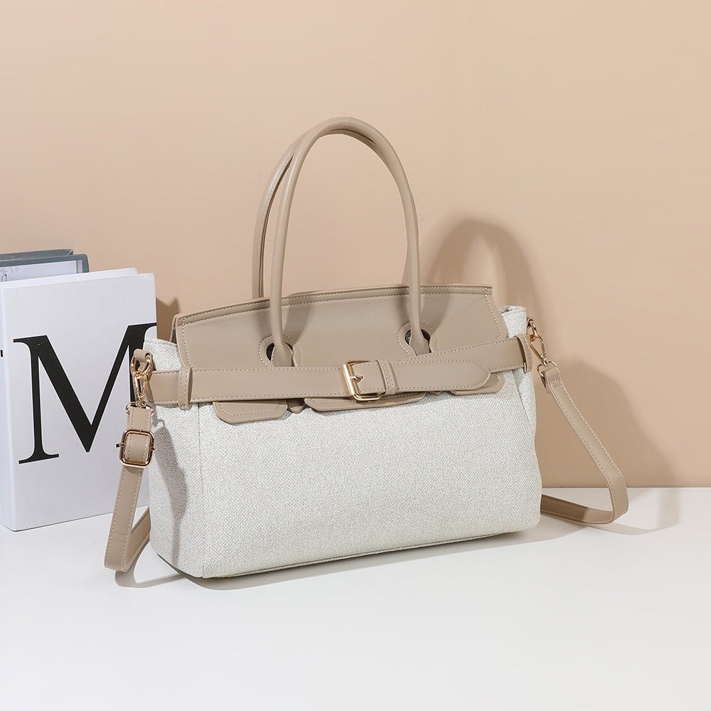 Sac à main Soft Belt beige et taupe mis en scène dans un décor d’intérieur – visuel d’ambiance créé avec l’IA – Gallantry Paris