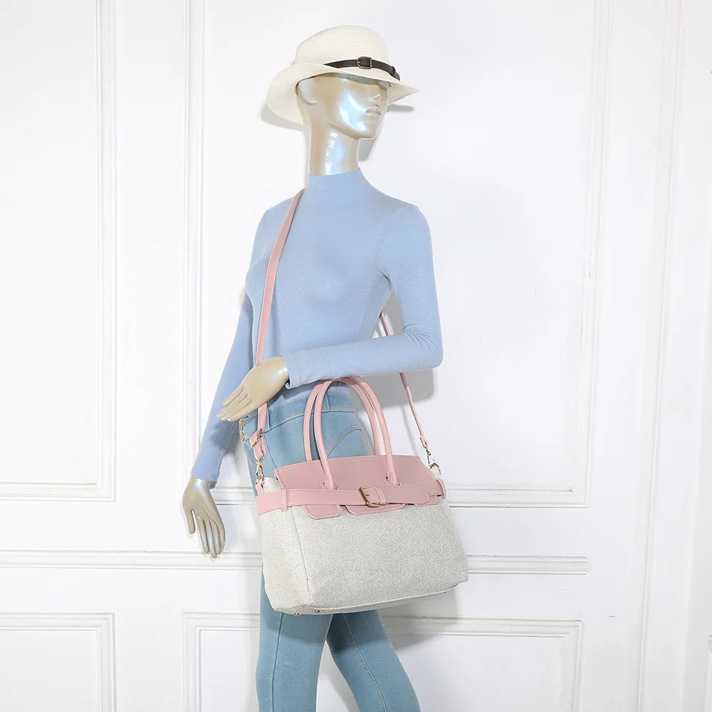 Sac Soft Belt rose porté par une femme, à la main ou avec sa bandoulière amovible – réf. R-2037