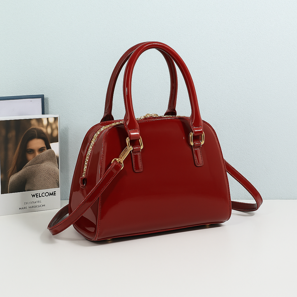 Sac à main Sofyra rouge foncé verni mis en scène, fermoir bijou doré en fleur – visuel d'ambiance créé avec l'IA – Gallantry Paris