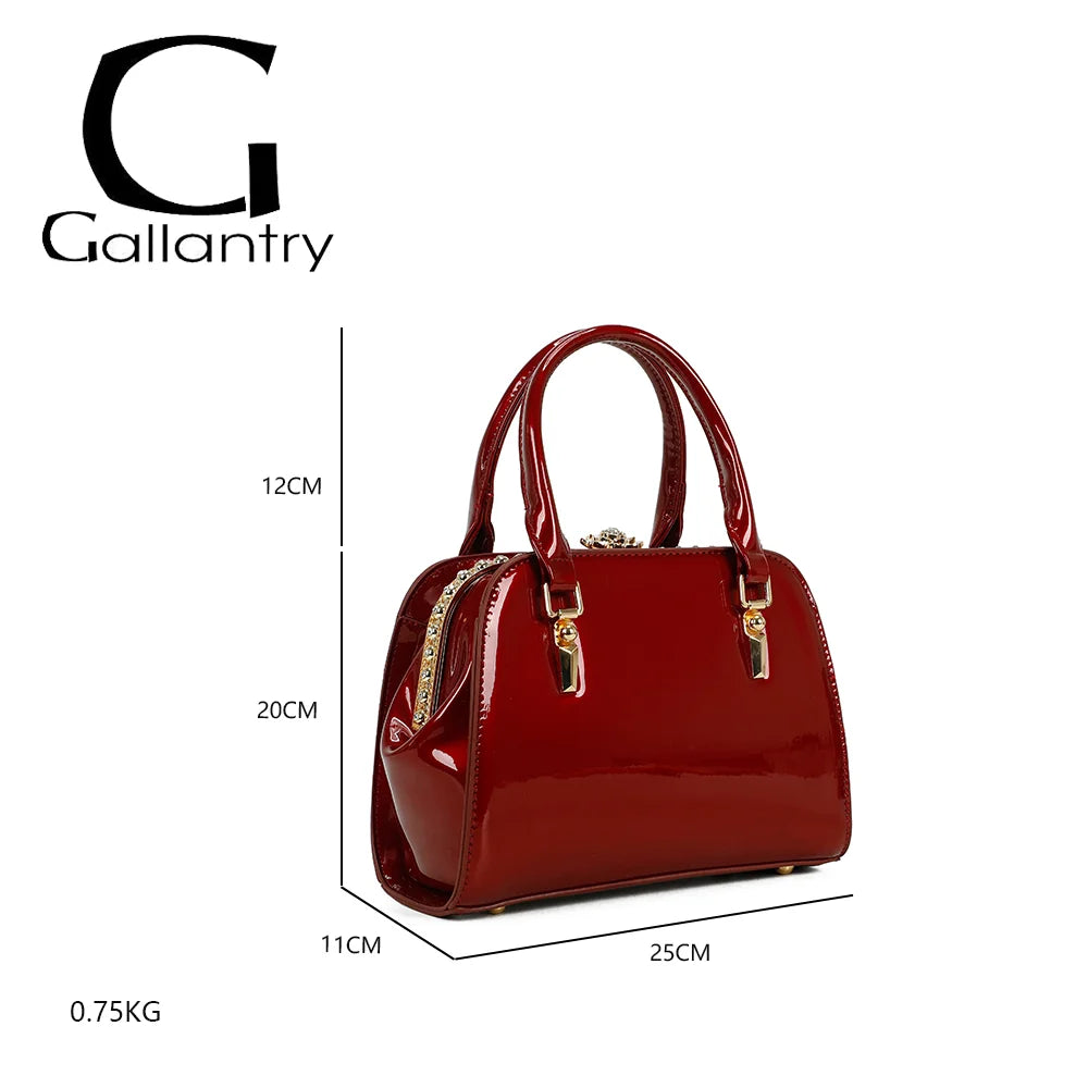 Dimensions du Sofyra rouge foncé : 25 × 11 × 20 cm, anses de 12 cm de hauteur, poids 0,75 kg – réf. A-9115
