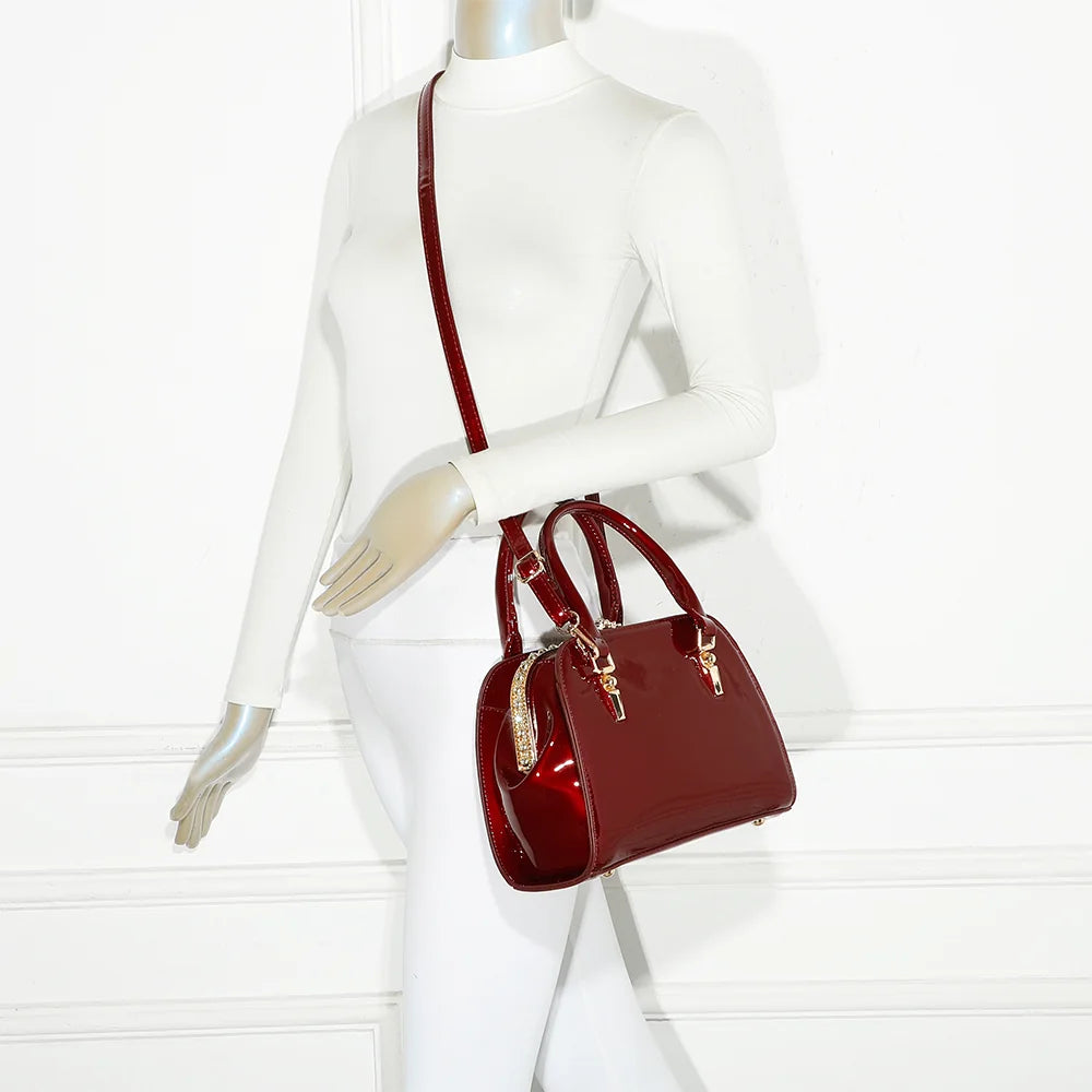 Sac à main femme Sofyra rouge foncé porté, une touche vernie et dorée qui sublime la tenue – réf. A-9115