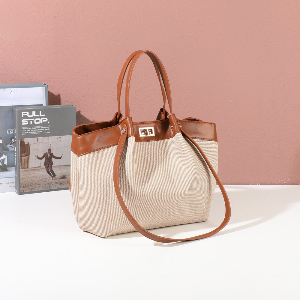 Sac à main Solara taupe et marron mis en scène dans un décor – visuel d’ambiance créé avec l’IA – Gallantry Paris