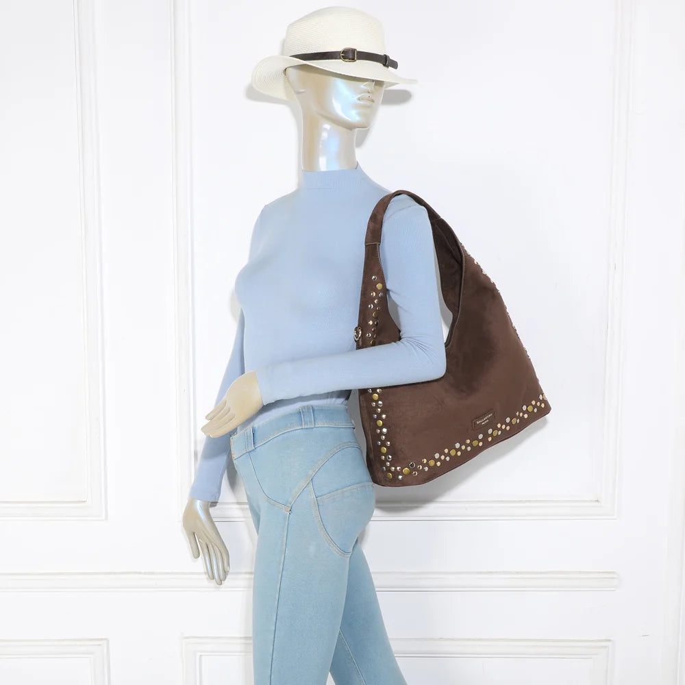 Sac hobo femme Soléane café porté à l’épaule, touche bohème chic du contour clouté – réf. JC-53002