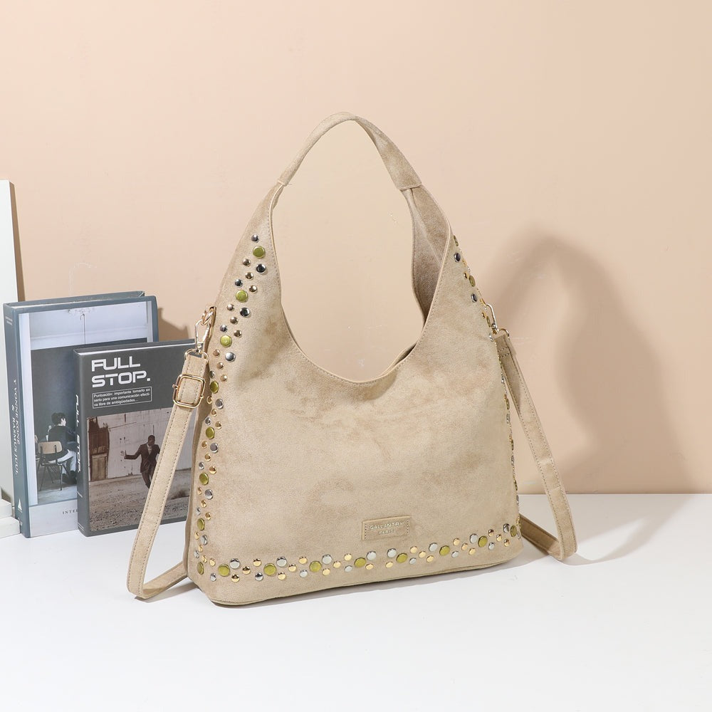 Sac hobo Soléane taupe à clous métalliques mis en scène dans un décor – visuel d’ambiance créé avec l’IA – Gallantry Paris