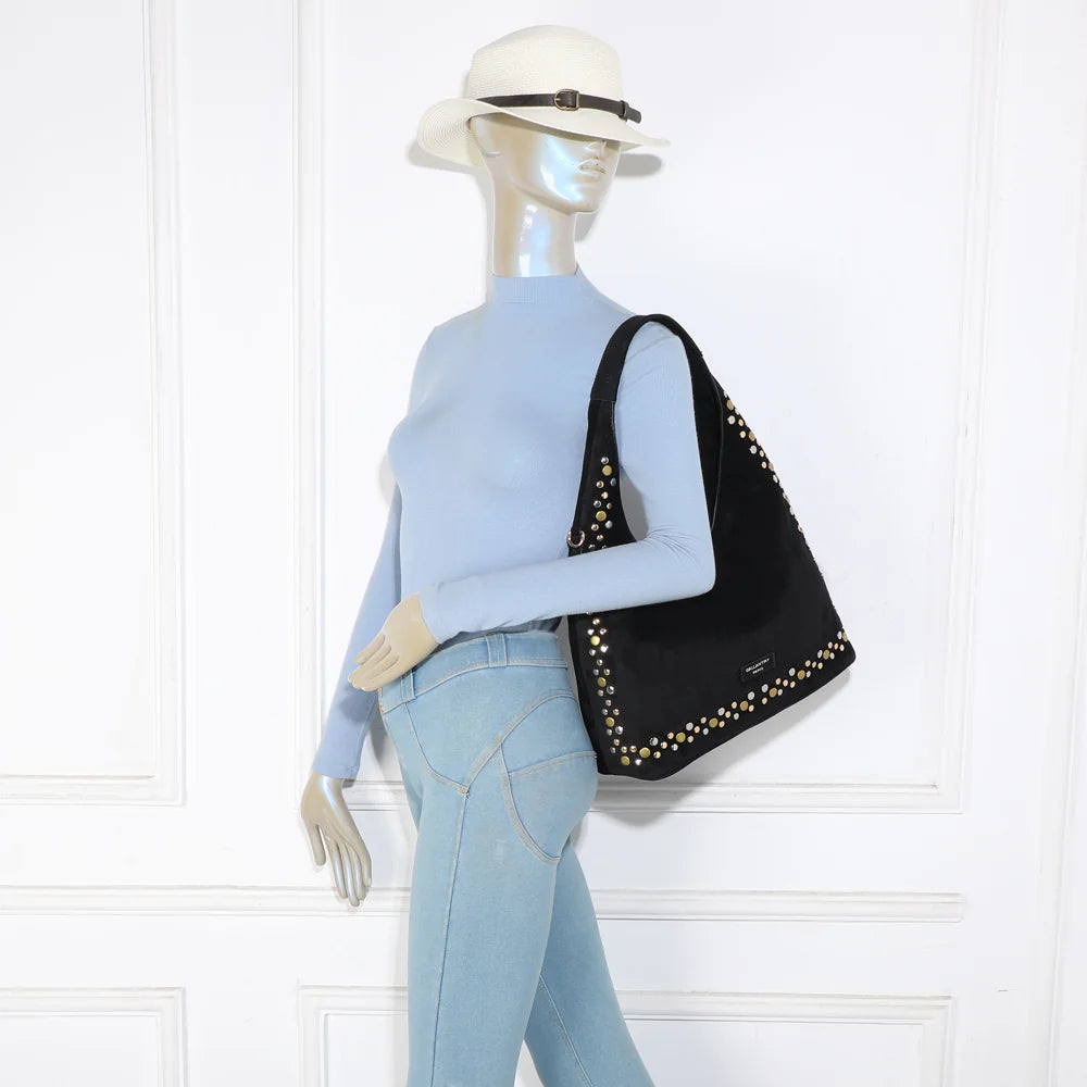 Sac hobo femme Soléane noir porté à l’épaule, touche bohème chic du contour clouté – réf. JC-53002