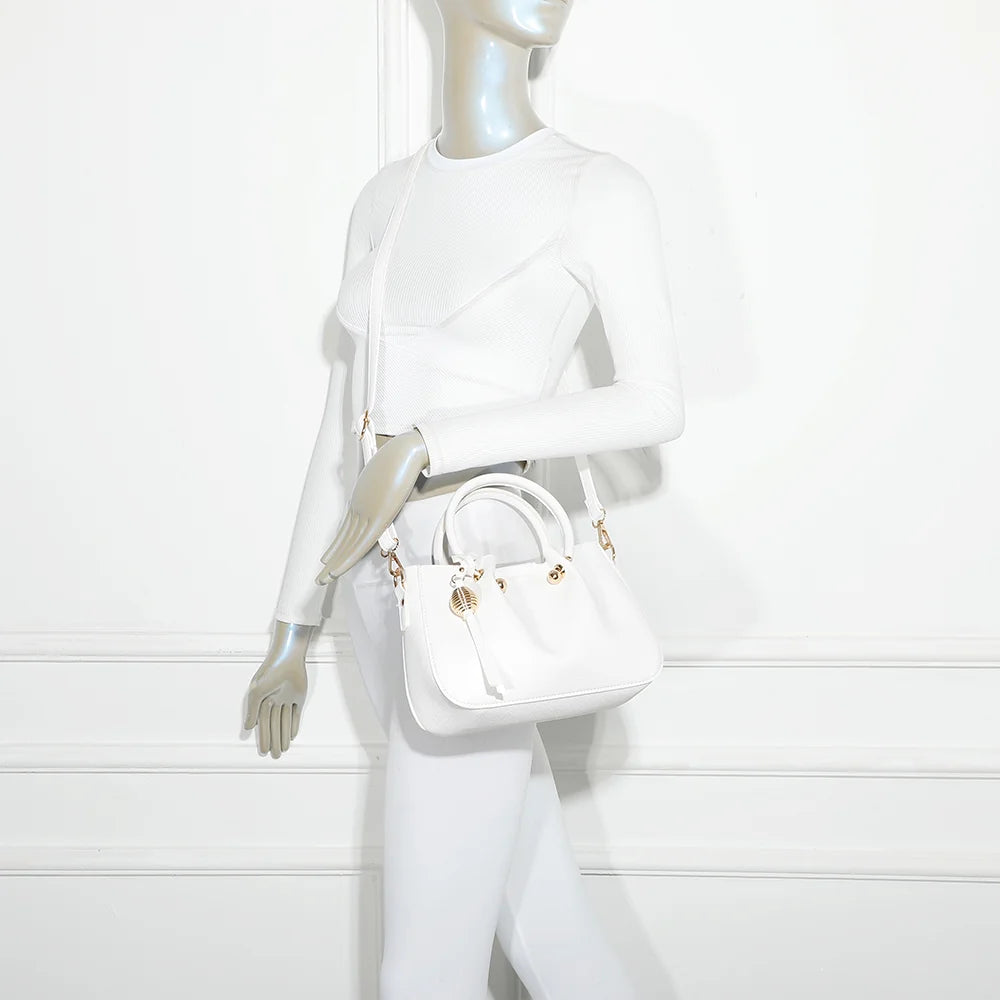 Sac Solène blanc porté par une femme, à la main ou à l’épaule grâce à sa bandoulière amovible – réf. DQ-8656