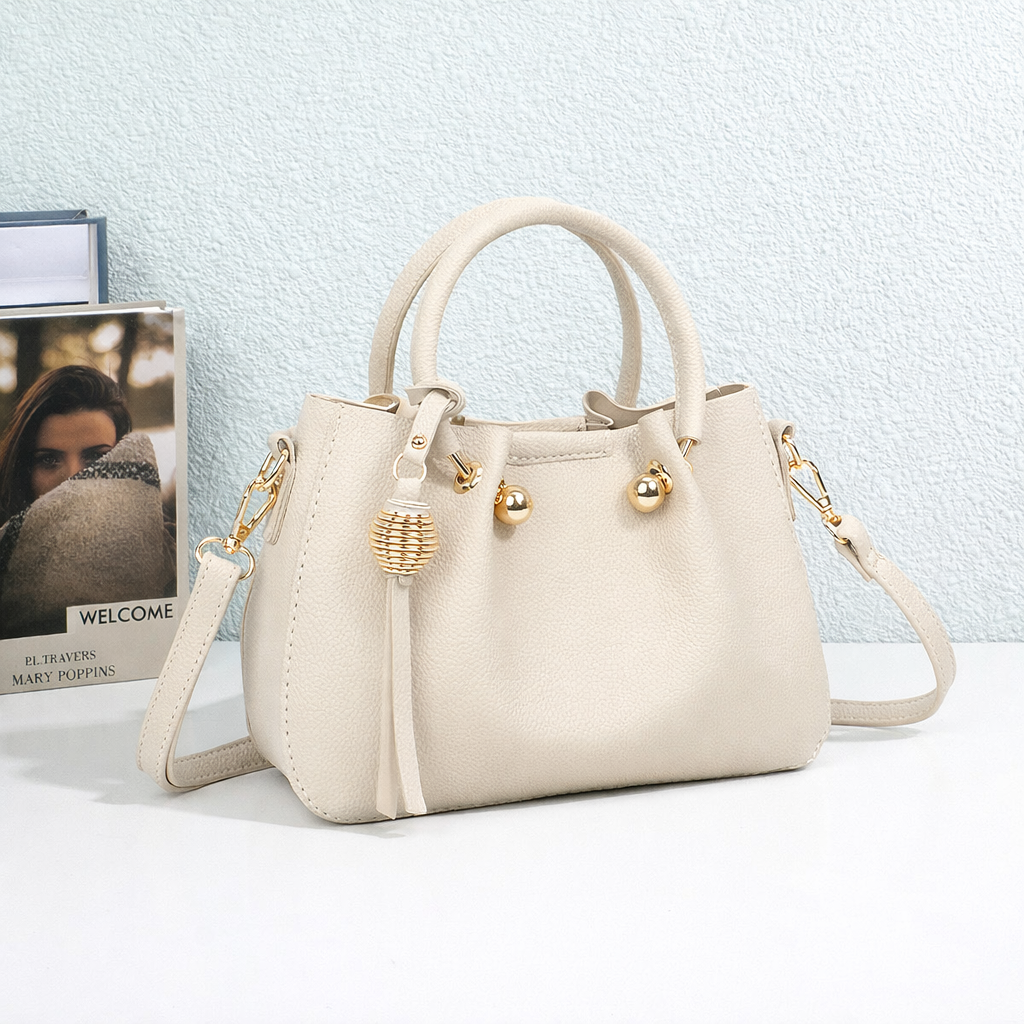 Sac à main Solène beige à anses rondes et bijou doré dans un décor d’ambiance – visuel d’ambiance créé avec l’IA – Gallantry Paris