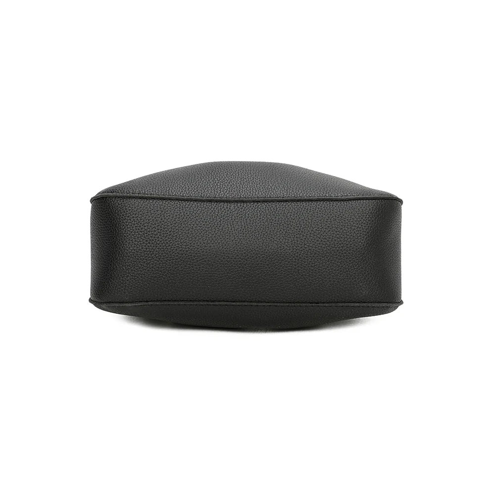 Solène noir vu de dessous : un format compact de 25 × 8,5 cm en simili cuir grainé – réf. DQ-8656