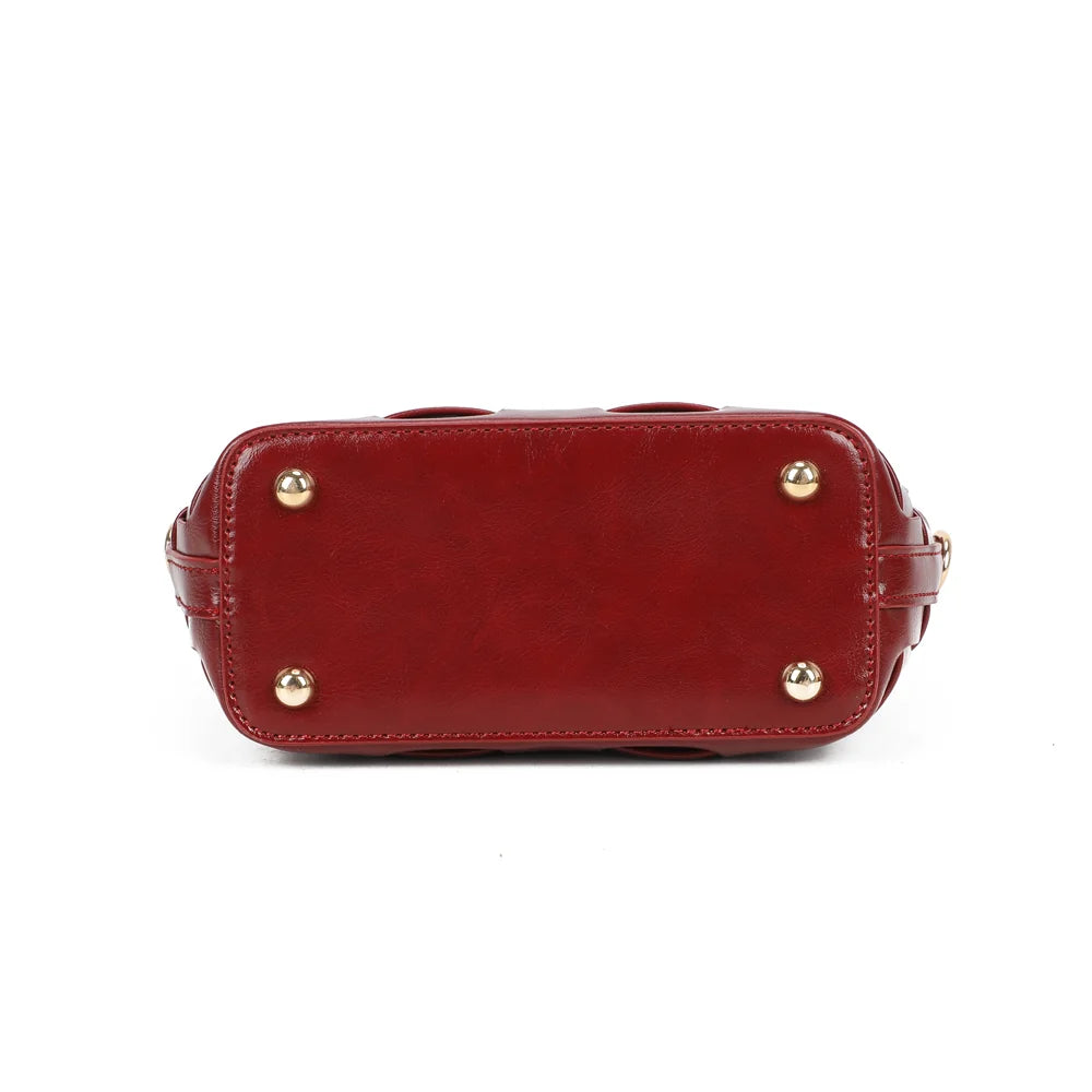 Dessous du sac Sonia bordeaux, base protégée par de petits pieds métalliques dorés – réf. DG-5806