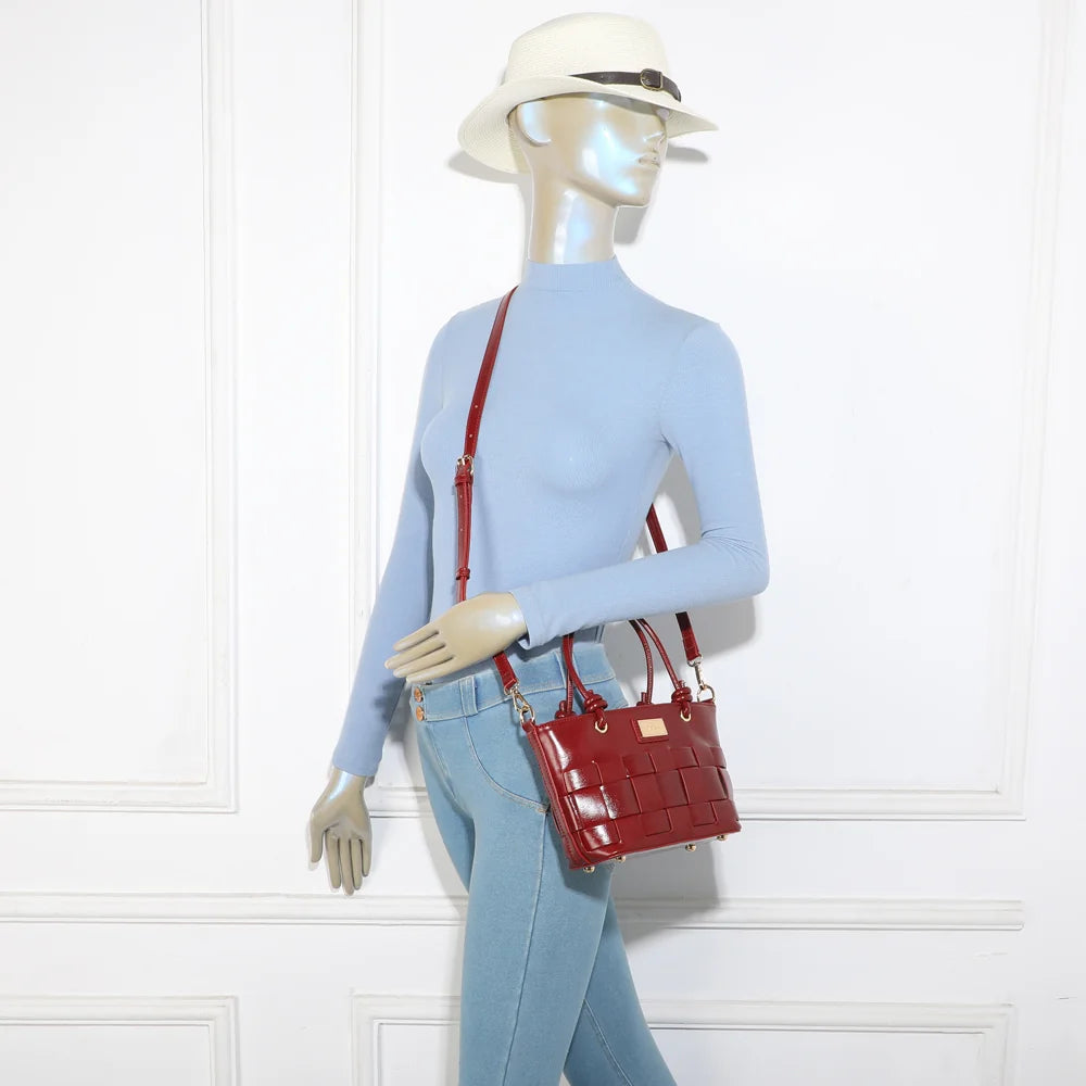 Sac Sonia bordeaux porté par une femme, petit cabas qui se porte main, épaule ou croisé – réf. DG-5806