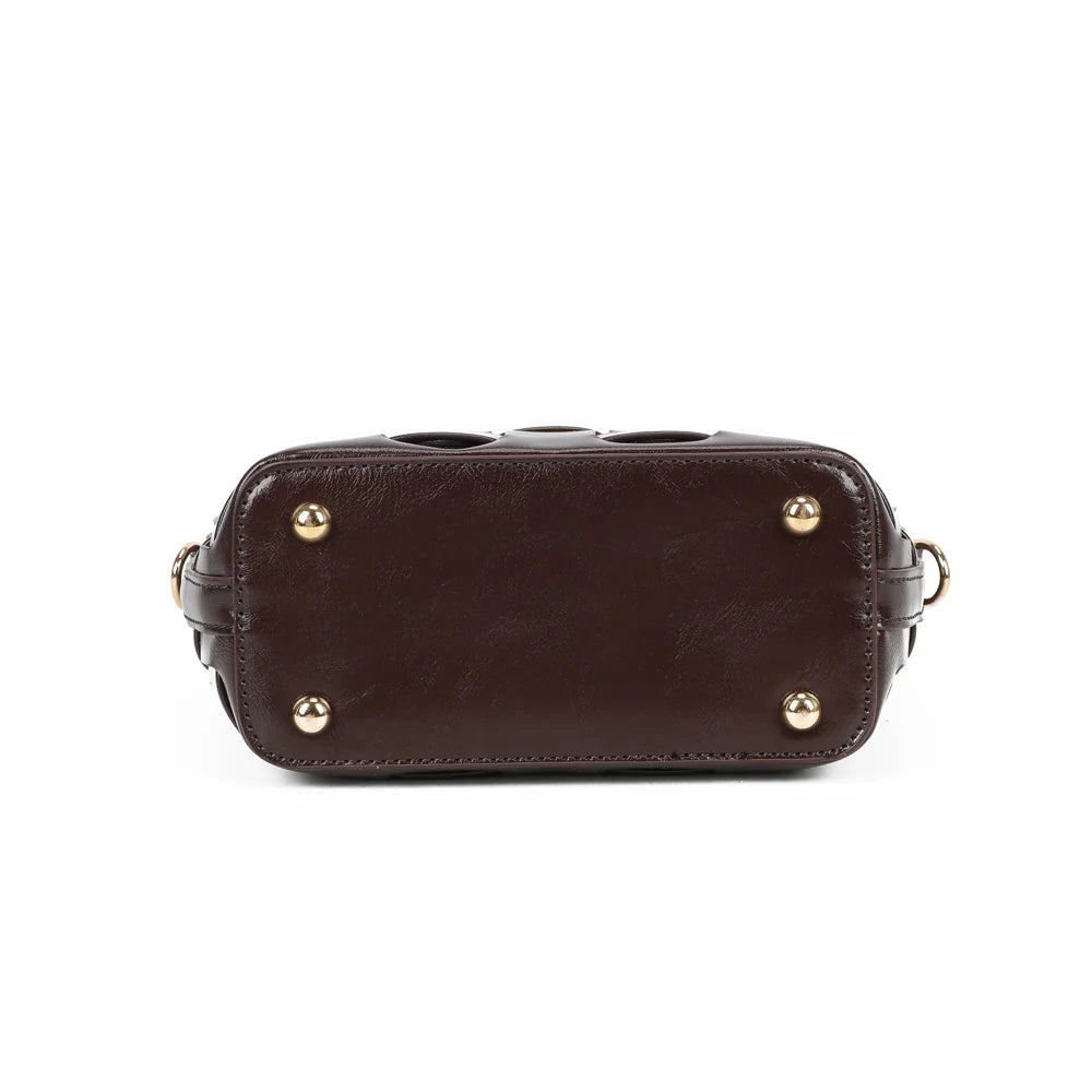 Dessous du sac Sonia café, base protégée par de petits pieds métalliques dorés – réf. DG-5806