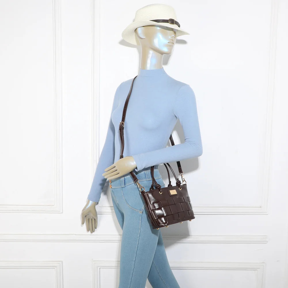 Sac Sonia café porté par une femme, petit cabas qui se porte main, épaule ou croisé – réf. DG-5806
