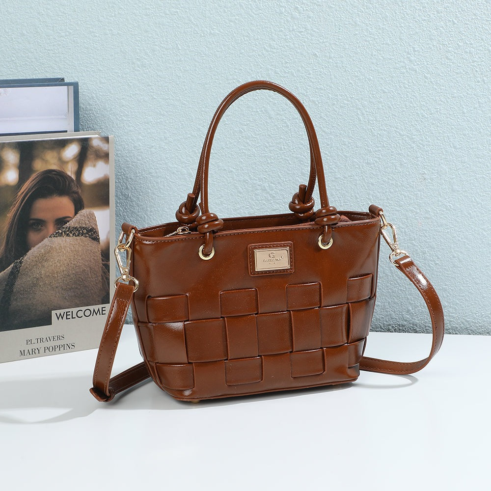 Sac cabas Sonia marron à effet tressé mis en scène dans un décor – visuel d'ambiance créé avec l'IA – Gallantry Paris