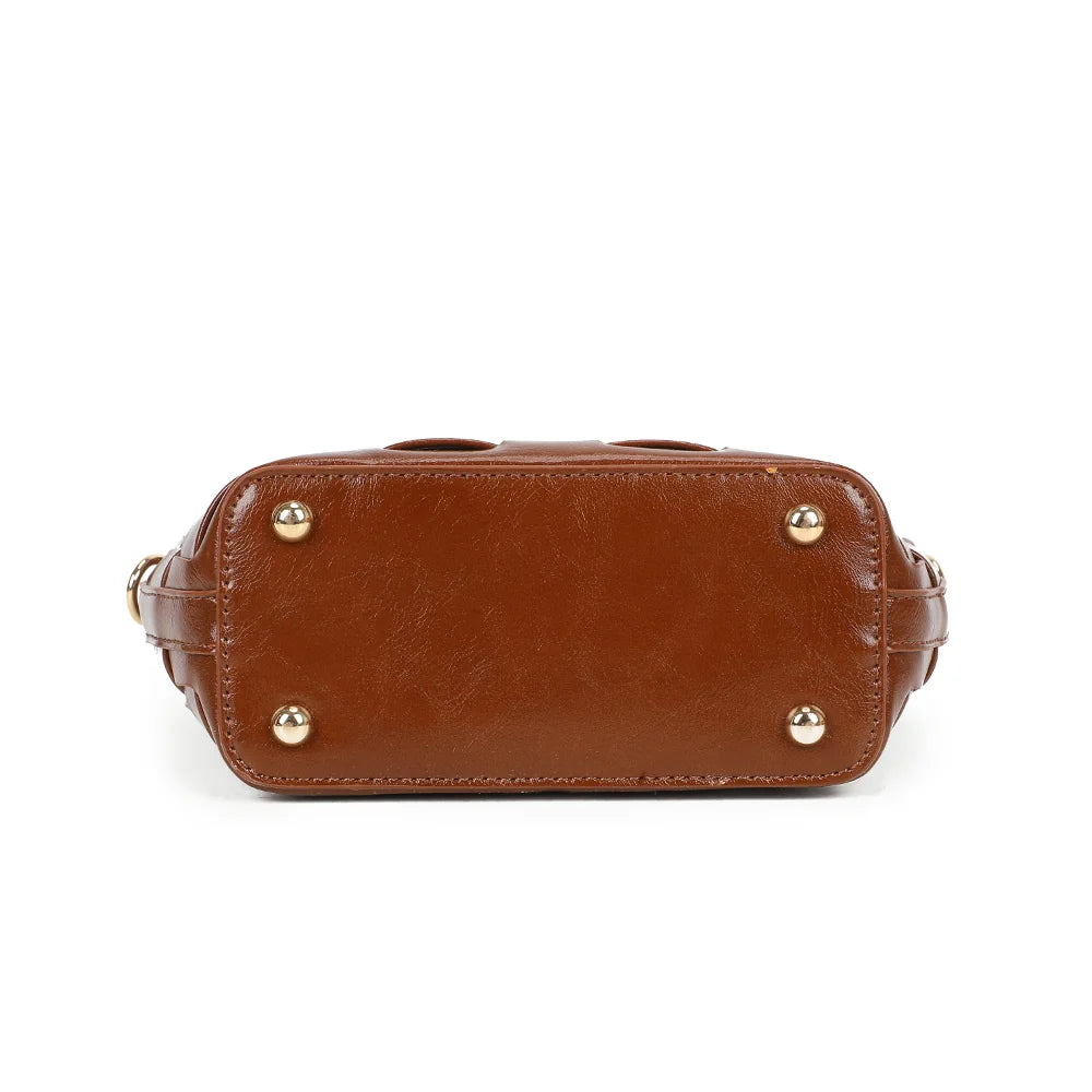 Dessous du sac Sonia marron, base protégée par de petits pieds métalliques dorés – réf. DG-5806