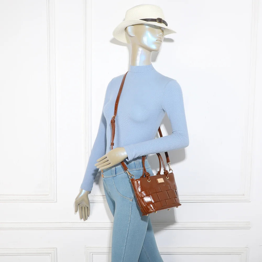 Sac Sonia marron porté par une femme, petit cabas qui se porte main, épaule ou croisé – réf. DG-5806