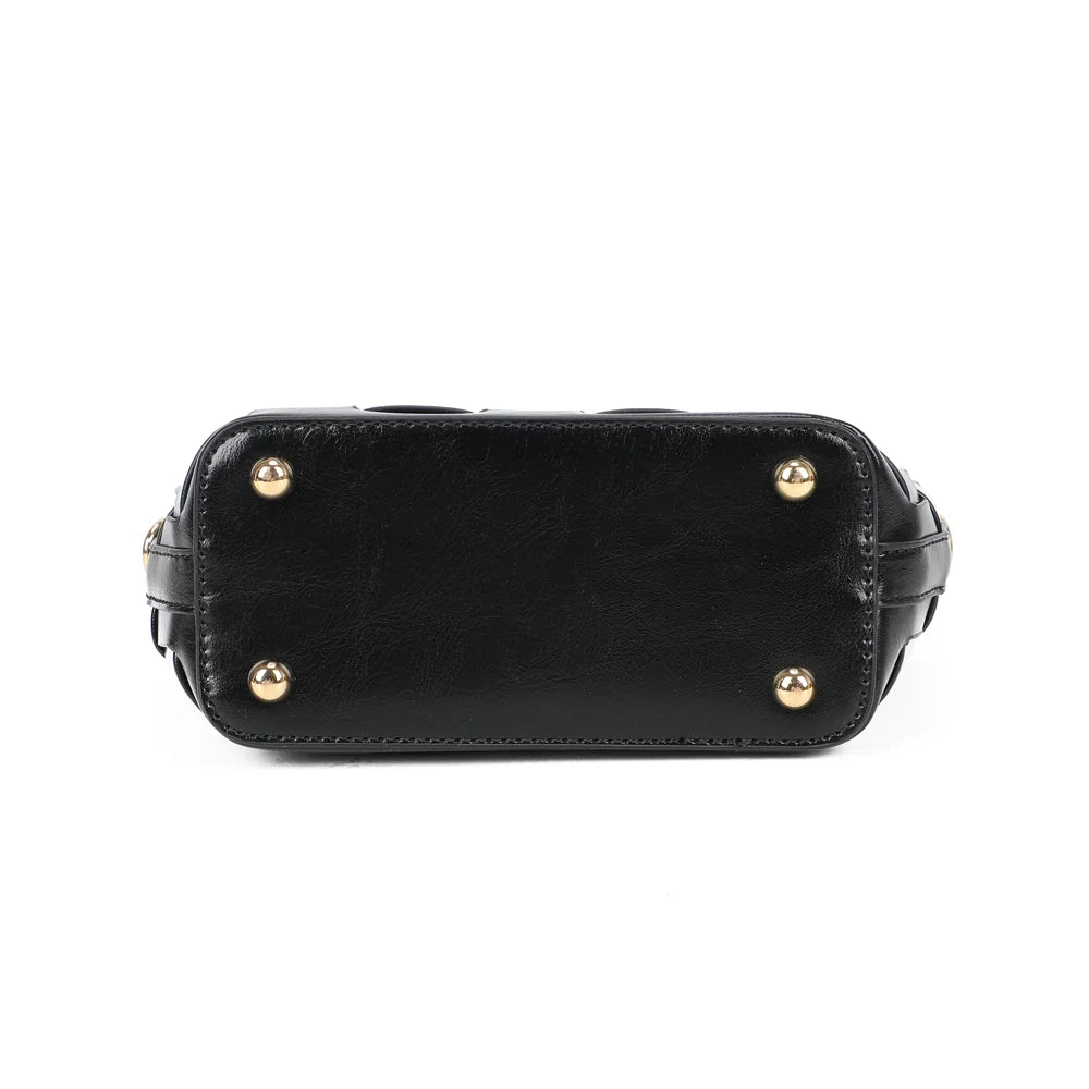Dessous du sac Sonia noir, base protégée par de petits pieds métalliques dorés – réf. DG-5806