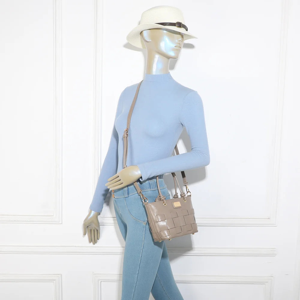 Sac Sonia taupe foncé porté par une femme, petit cabas qui se porte main, épaule ou croisé – réf. DG-5806