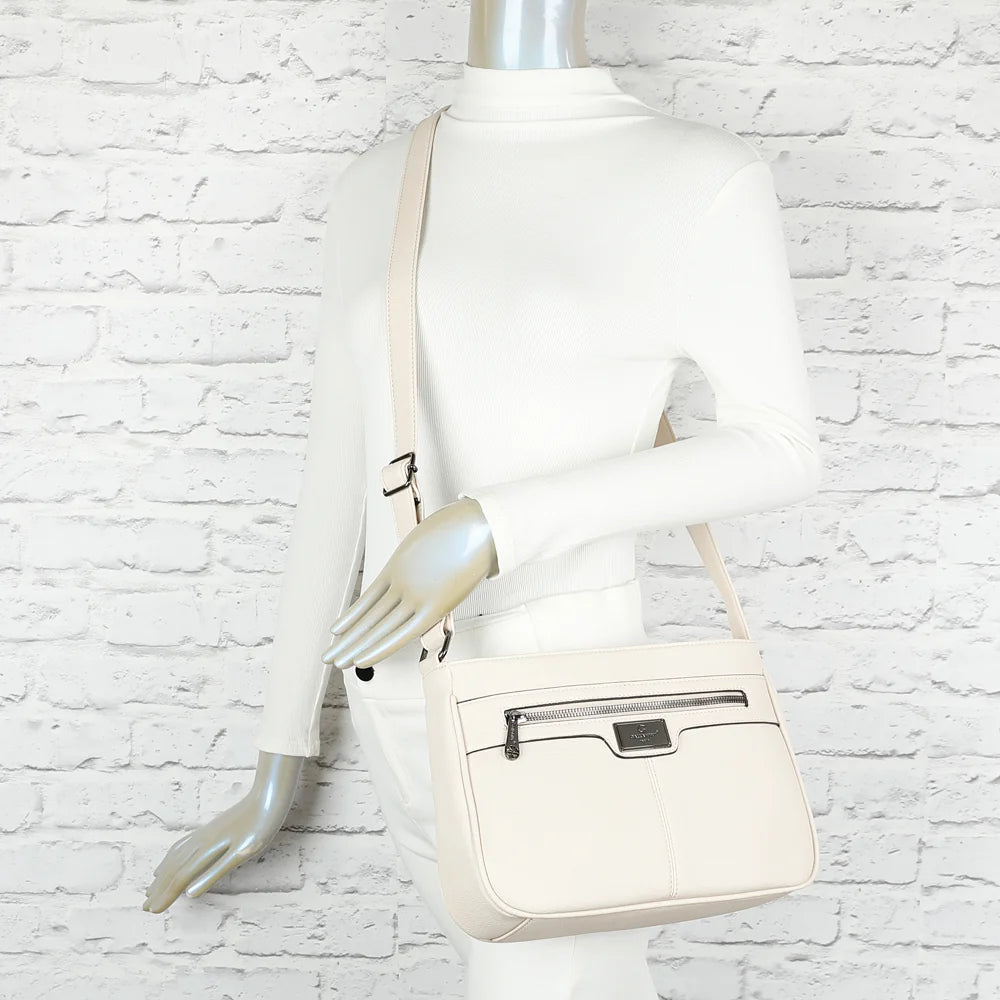 Sac Sora Urban beige porté par une femme à l’épaule, bandoulière réglable pour un porté croisé – réf. Z-83016
