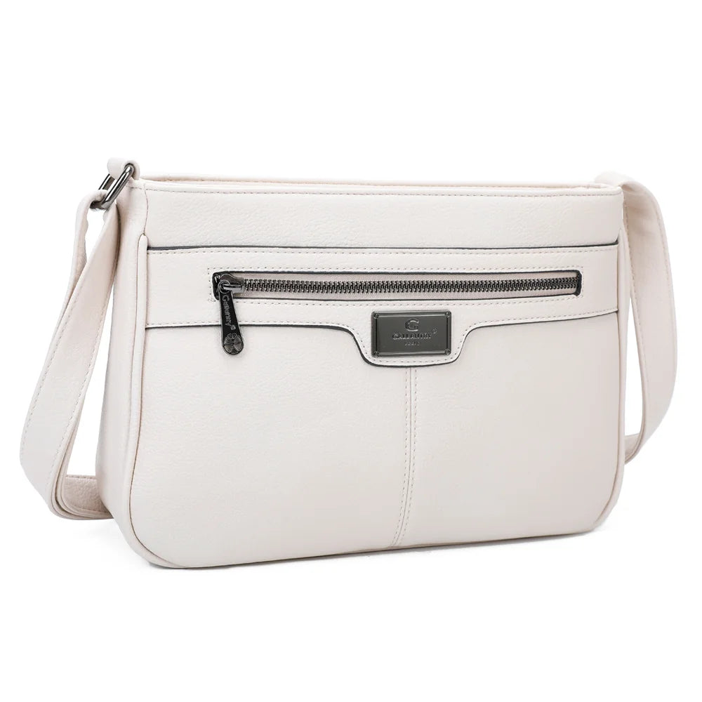 Sora Urban beige vu de trois quarts : plaque logo métallique et bandoulière réglable à boucle – réf. Z-83016