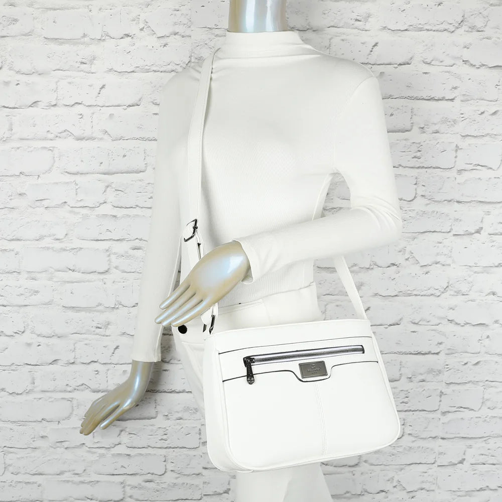 Sac Sora Urban blanc porté par une femme à l’épaule, bandoulière réglable pour un porté croisé – réf. Z-83016