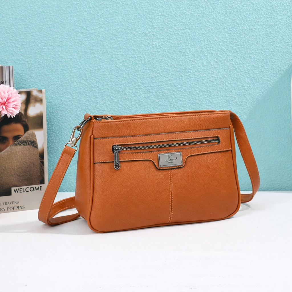 Sac bandoulière Sora Urban marron mis en scène dans un décor – visuel d’ambiance créé avec l’IA – Gallantry Paris
