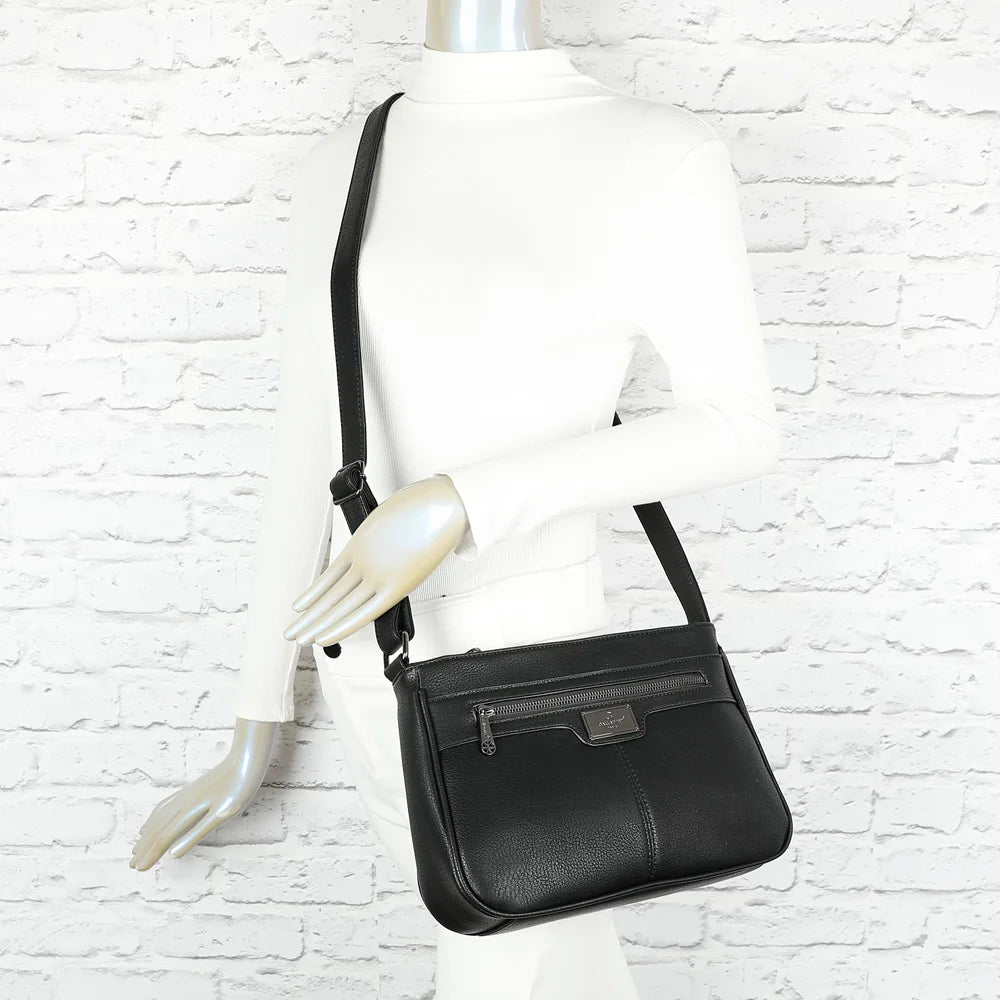 Sac Sora Urban noir porté par une femme à l’épaule, bandoulière réglable pour un porté croisé – réf. Z-83016