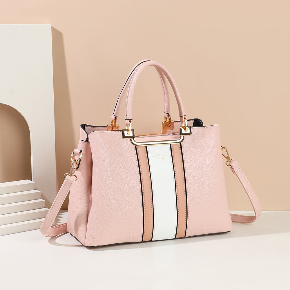 Sac à main Symphonie Graphique rose mis en scène dans un décor – visuel d’ambiance créé avec l’IA – Gallantry Paris