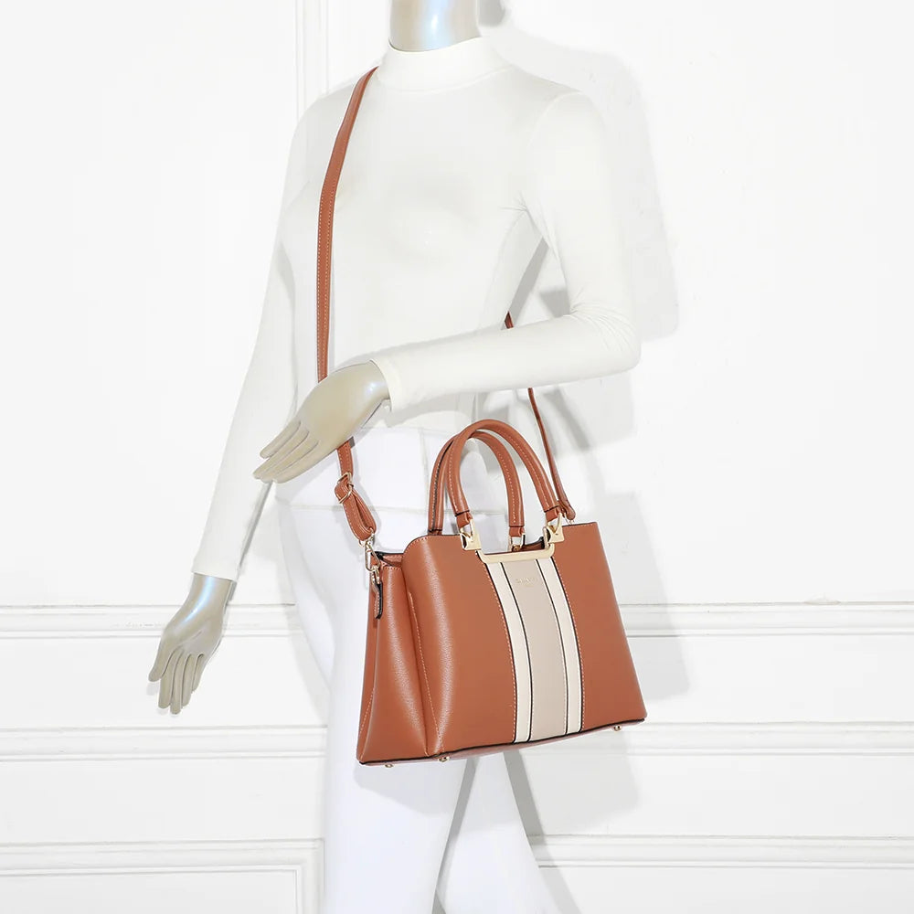 Sac à main femme Symphonie Graphique marron/beige/taupe porté, bandes contrastées et armature en métal doré – réf. DQ-8605-4