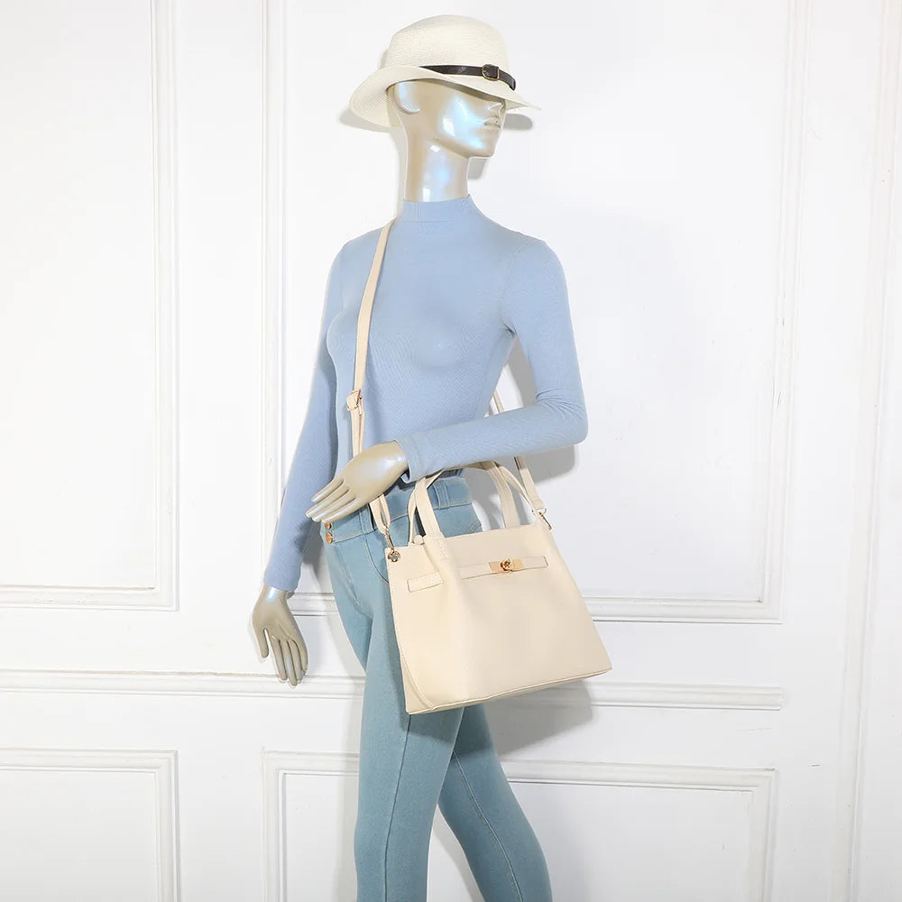 Sac Talyne beige porté par une femme, à la main ou à l’épaule avec sa bandoulière amovible – réf. KJ-62094