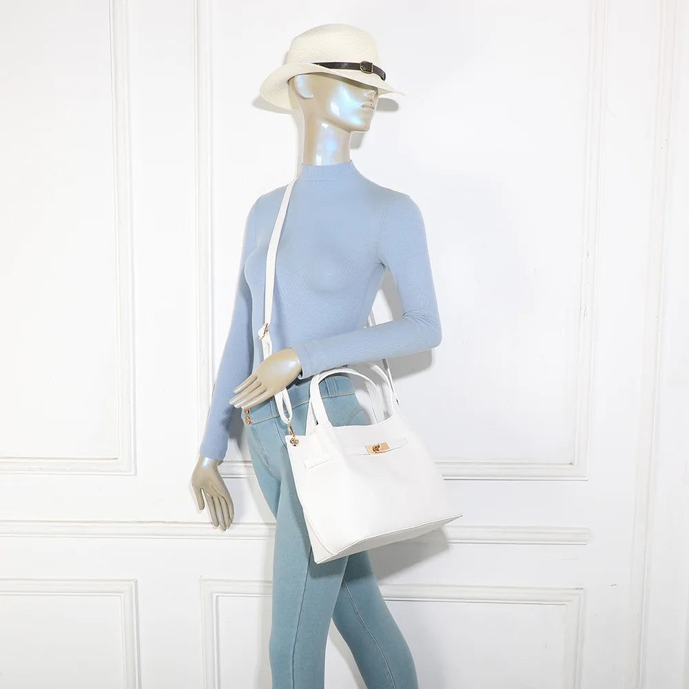 Sac Talyne blanc porté par une femme, à la main ou à l’épaule avec sa bandoulière amovible – réf. KJ-62094