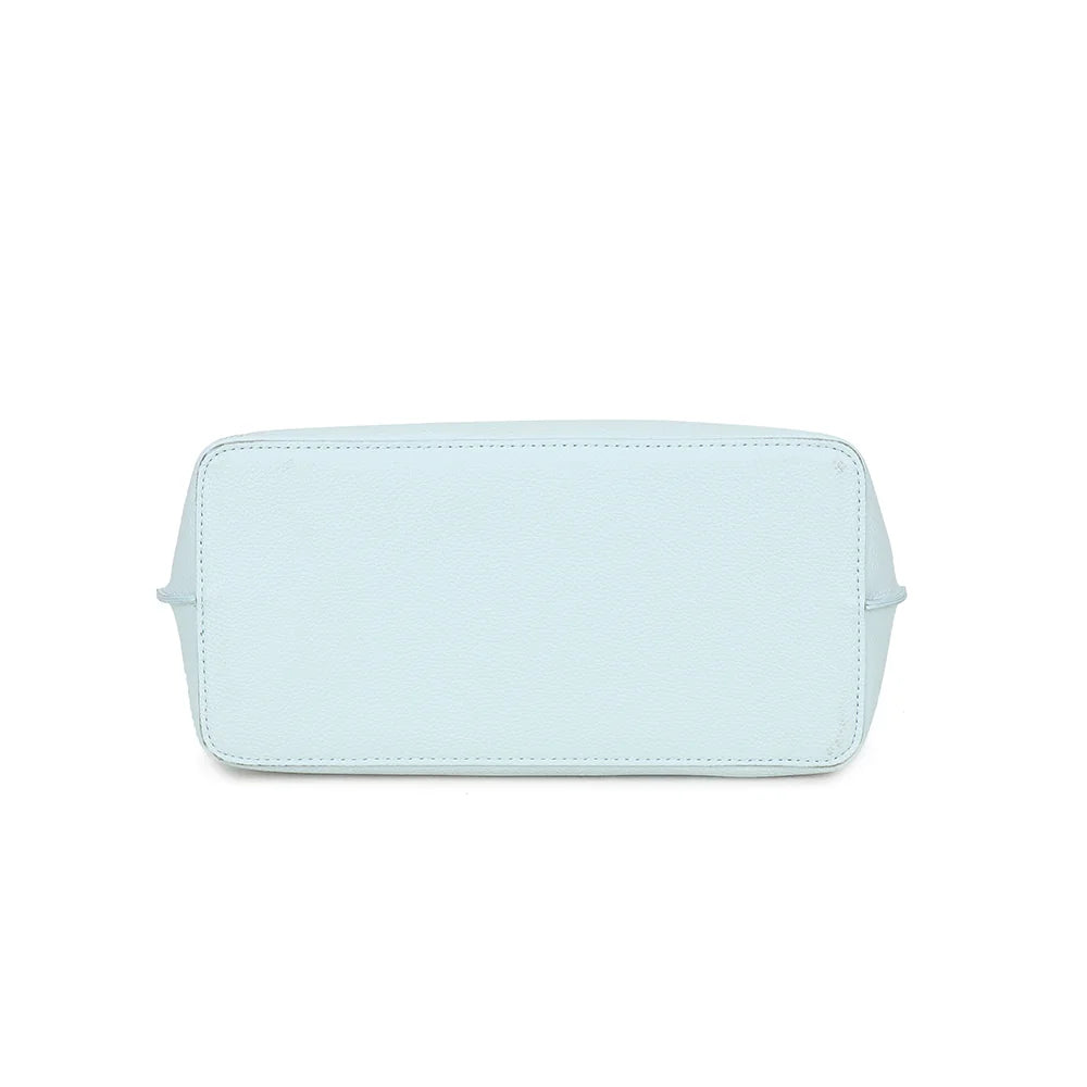 Dessous du sac Talyne bleu clair en simili cuir grainé, pour une assise nette posé sur une table – réf. KJ-62094