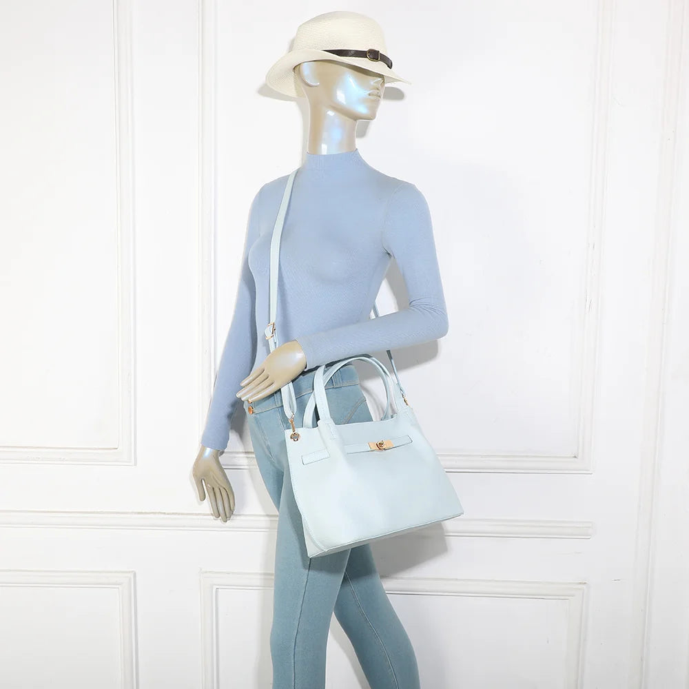 Sac Talyne bleu clair porté par une femme, à la main ou à l’épaule avec sa bandoulière amovible – réf. KJ-62094