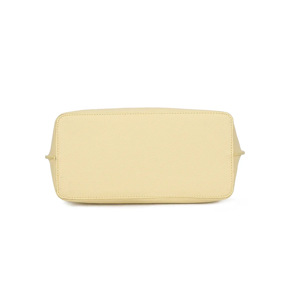 Dessous du sac Talyne jaune en simili cuir grainé, pour une assise nette posé sur une table – réf. KJ-62094