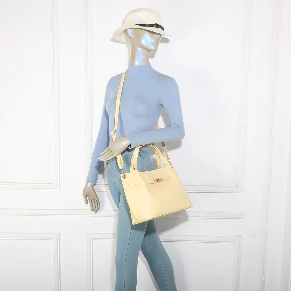 Sac Talyne jaune porté par une femme, à la main ou à l’épaule avec sa bandoulière amovible – réf. KJ-62094