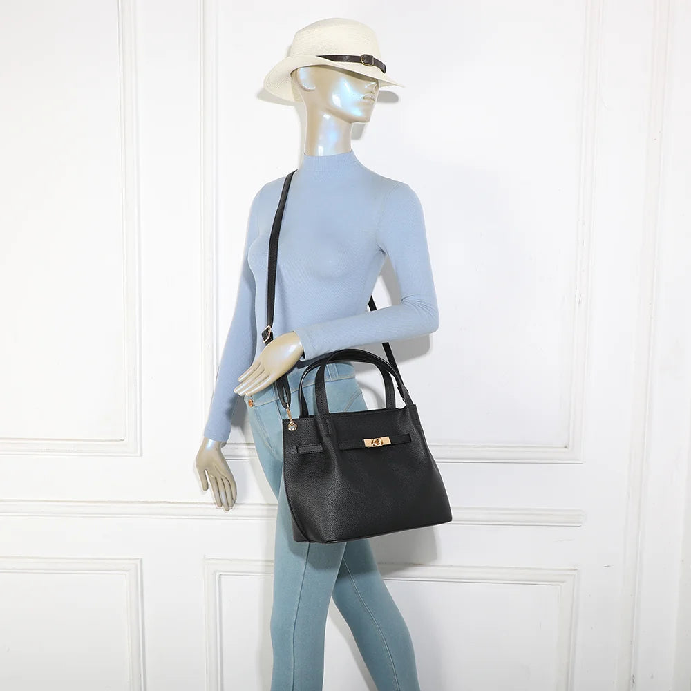 Sac Talyne noir porté par une femme, à la main ou à l’épaule avec sa bandoulière amovible – réf. KJ-62094