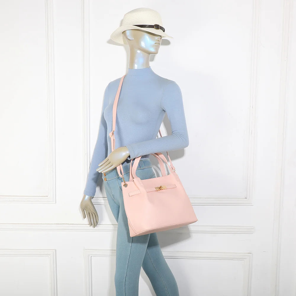 Sac Talyne rose porté par une femme, à la main ou à l’épaule avec sa bandoulière amovible – réf. KJ-62094