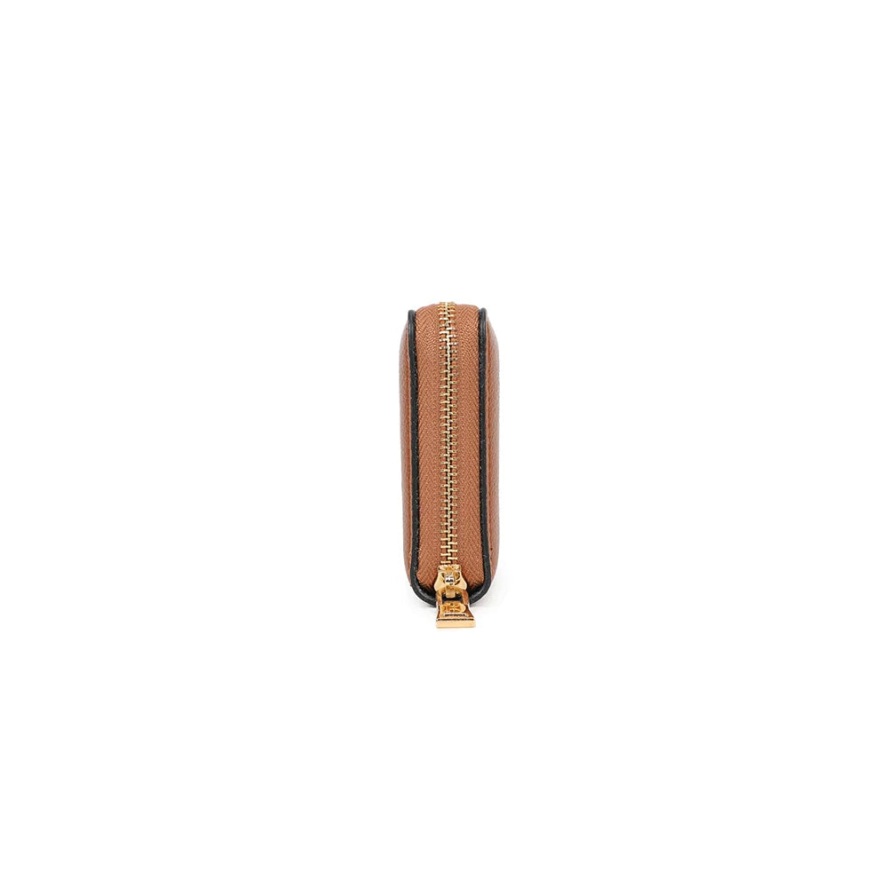Profil du Thaïs Zip marron : format plat de 2,5 cm d’épaisseur qui se glisse facilement dans un sac