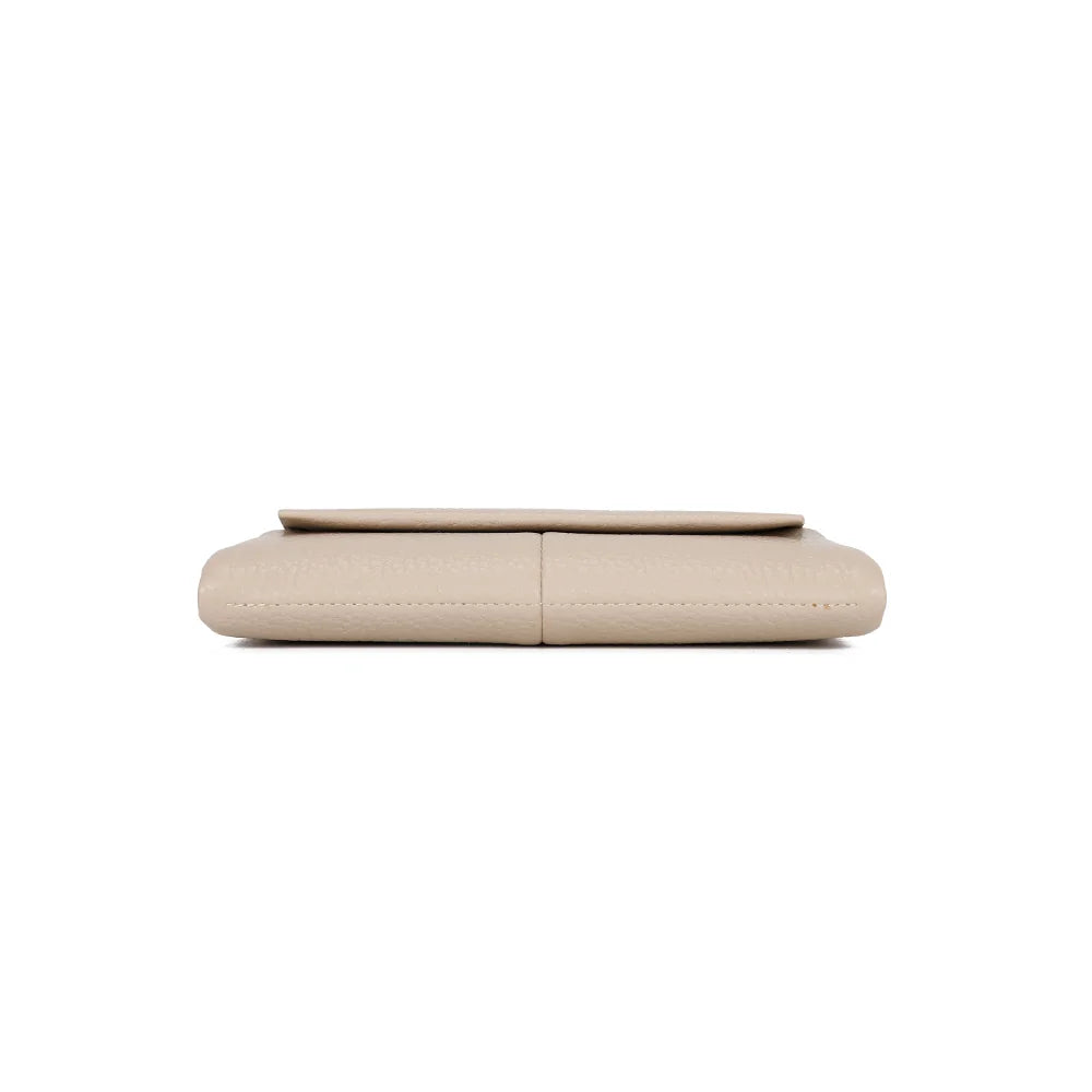 Dessous du portefeuille Tilda beige, vue de la base en simili cuir grainé vegan – réf. FD-81006