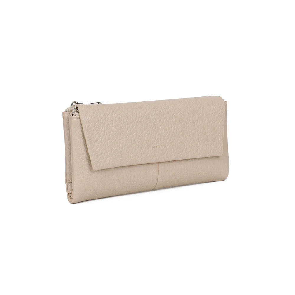 Portefeuille Tilda beige vu de trois-quarts : rabat asymétrique et belle texture grainée – réf. FD-81006