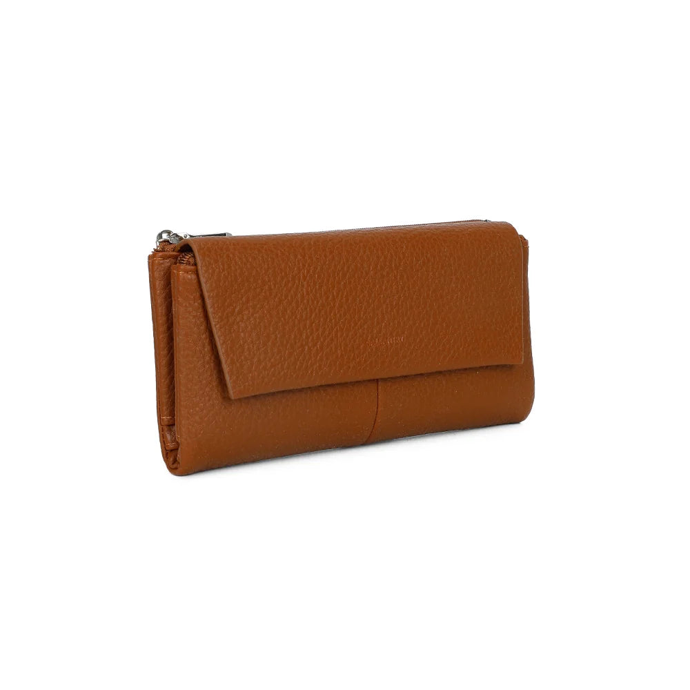 Portefeuille Tilda marron vu de trois-quarts : rabat asymétrique et belle texture grainée – réf. FD-81006