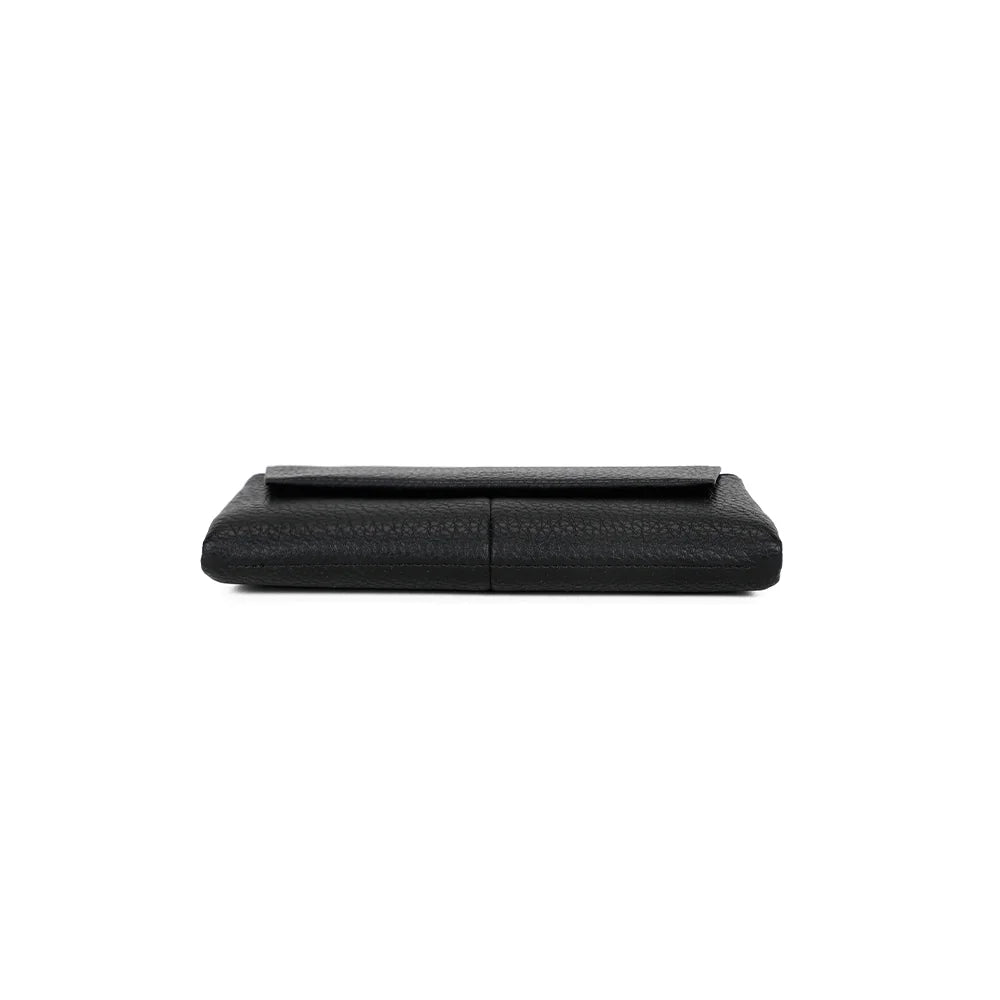 Dessous du portefeuille Tilda noir, vue de la base en simili cuir grainé vegan – réf. FD-81006