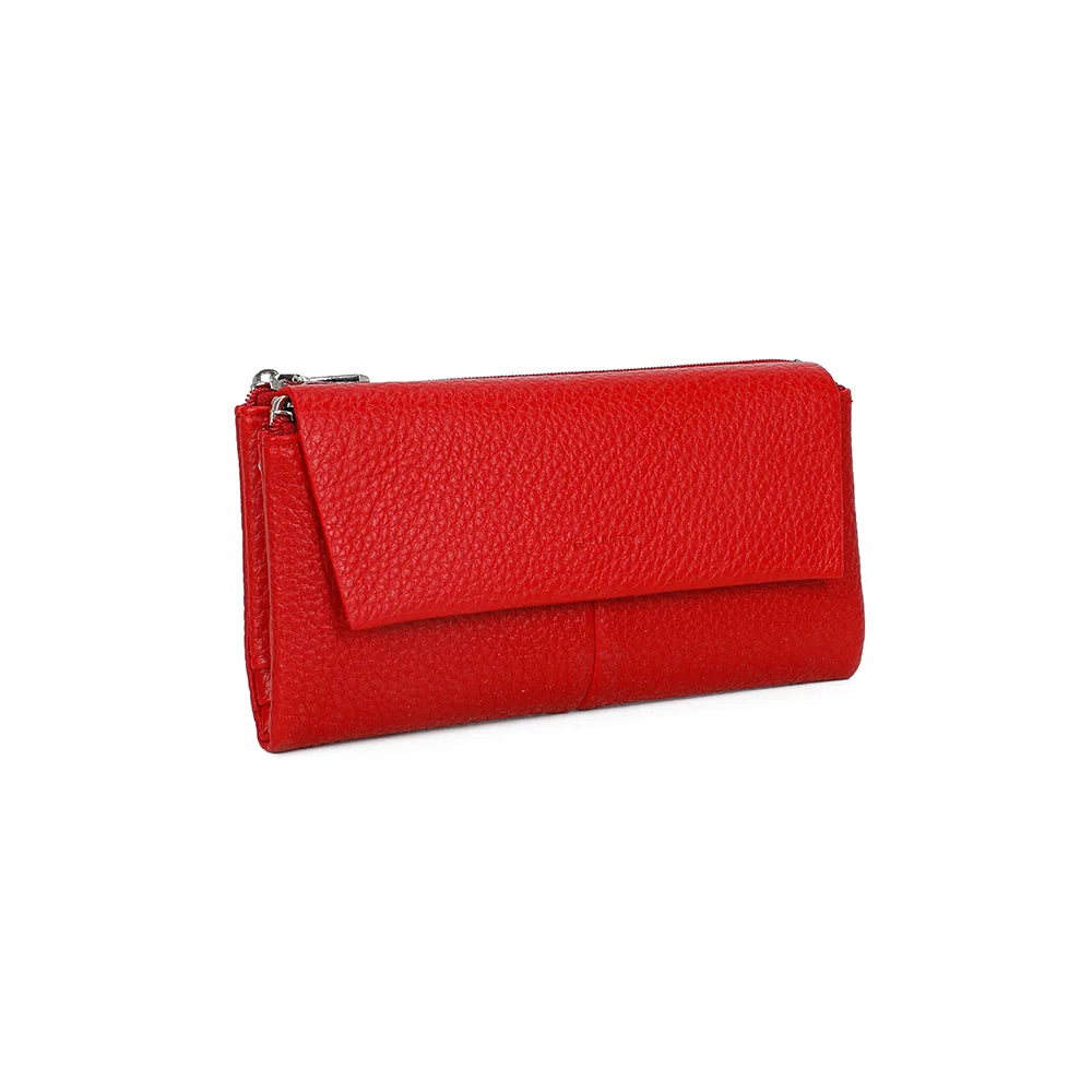 Portefeuille Tilda rouge vu de trois-quarts : rabat asymétrique et belle texture grainée – réf. FD-81006