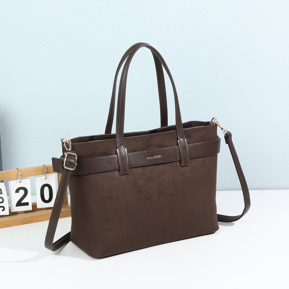 Sac à main Toscane Coffee effet suédé posé dans un décor chaleureux – visuel d’ambiance créé avec l’IA – Gallantry Paris