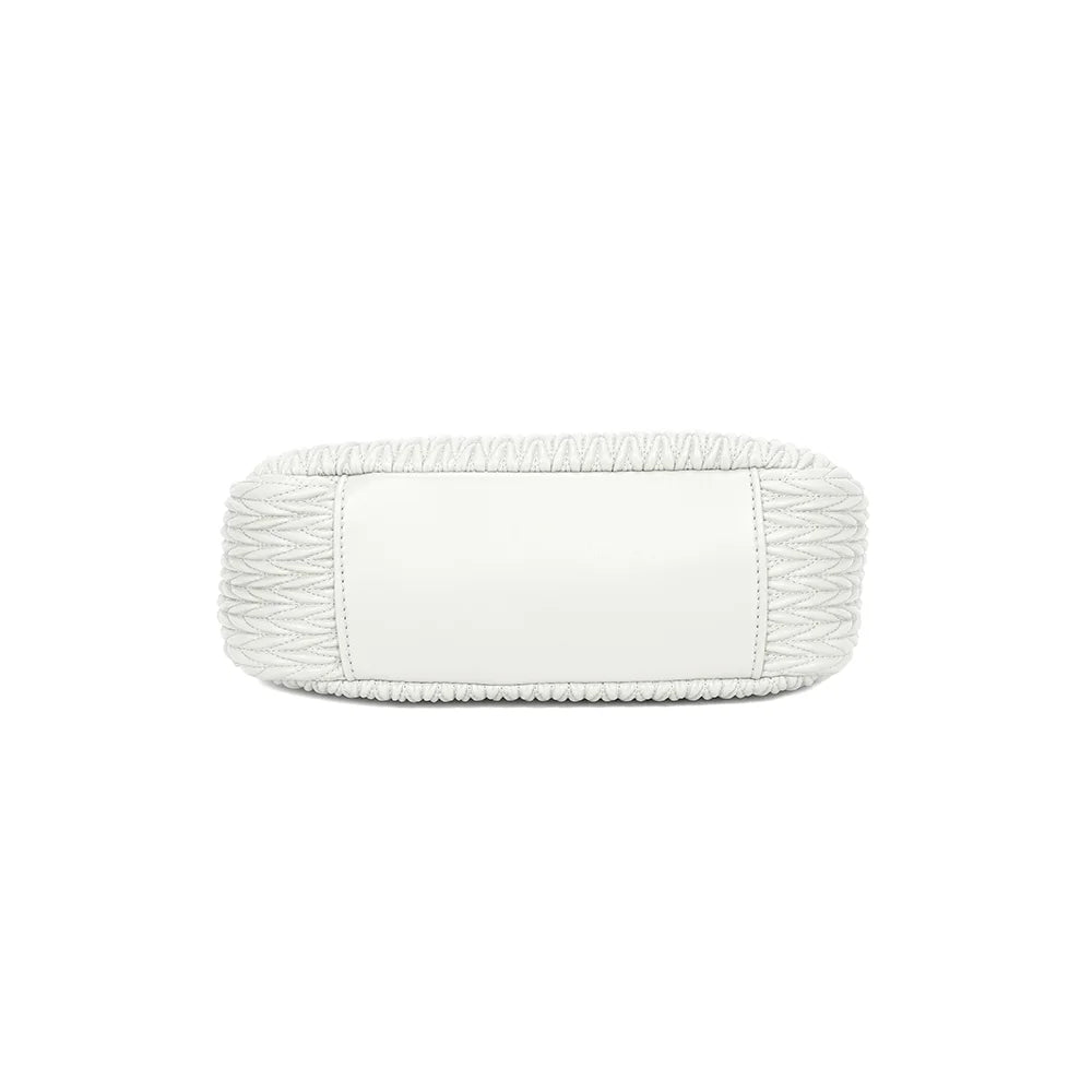 Dessous du sac Tressia blanc, forme arrondie et texture matelassée continue – réf. A-9124