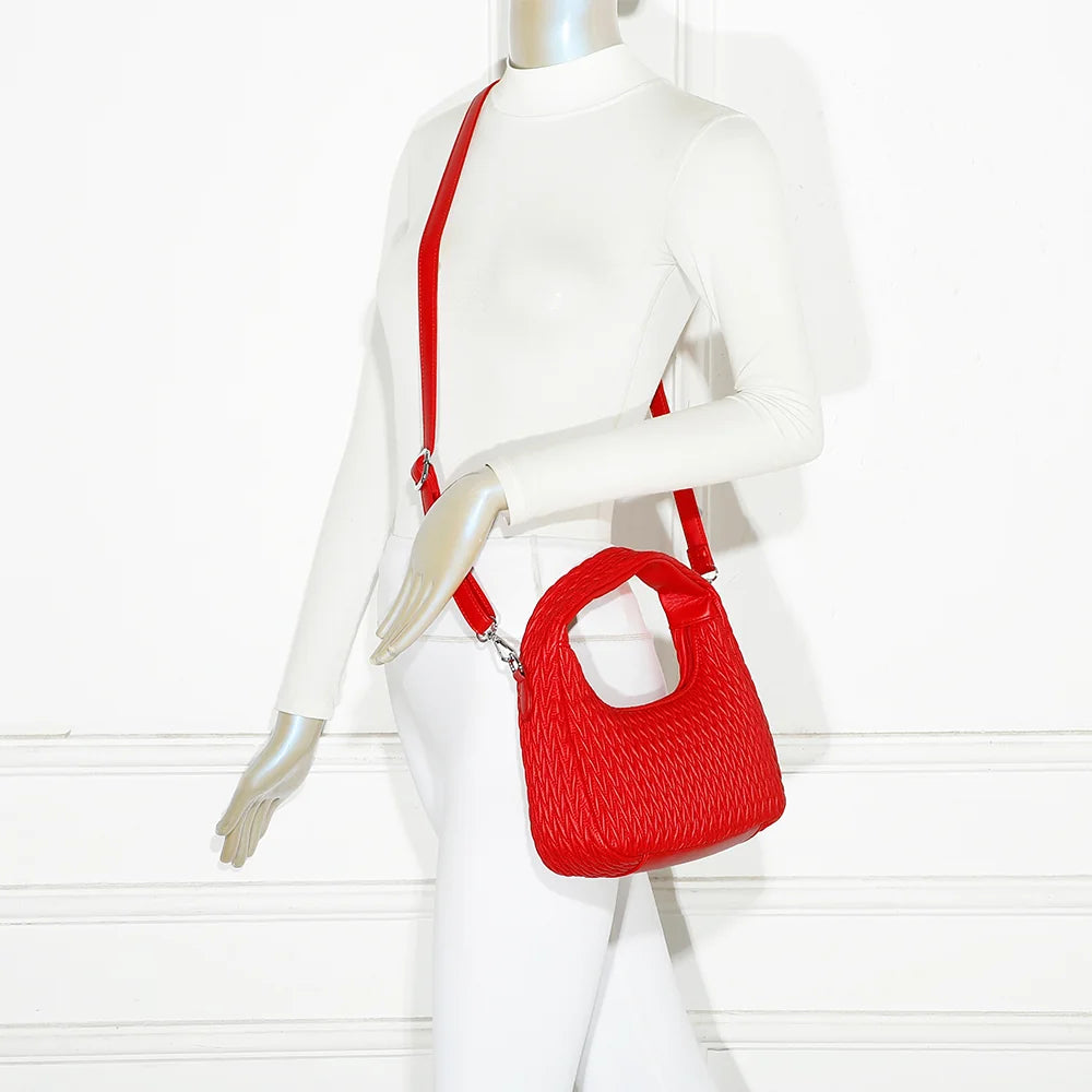 Sac Tressia rouge porté par une femme, à la main ou en bandoulière selon l’envie – réf. A-9124