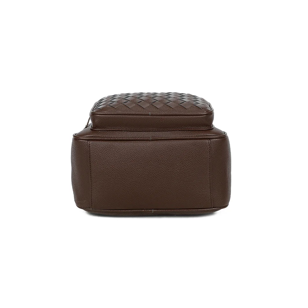 Dessous du sac à dos Urban Tressage café en simili cuir grainé, vu à plat – réf. DG-5813