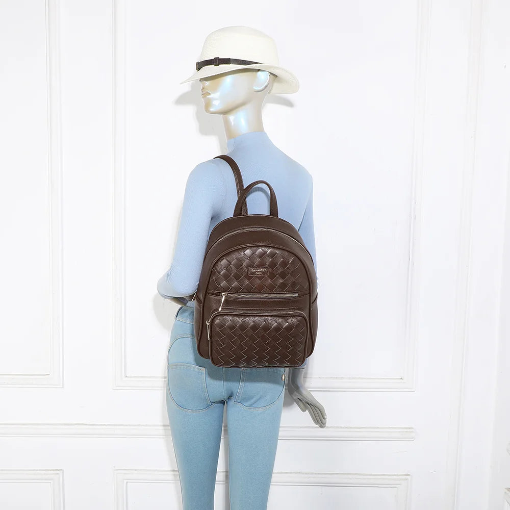 Sac à dos Urban Tressage café porté par une femme sur les épaules grâce à ses bretelles ajustables – réf. DG-5813