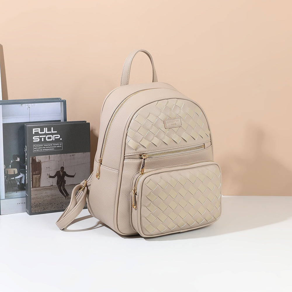 Sac à dos Urban Tressage taupe posé dans un décor d’ambiance – visuel d’ambiance créé avec l’IA – Gallantry Paris