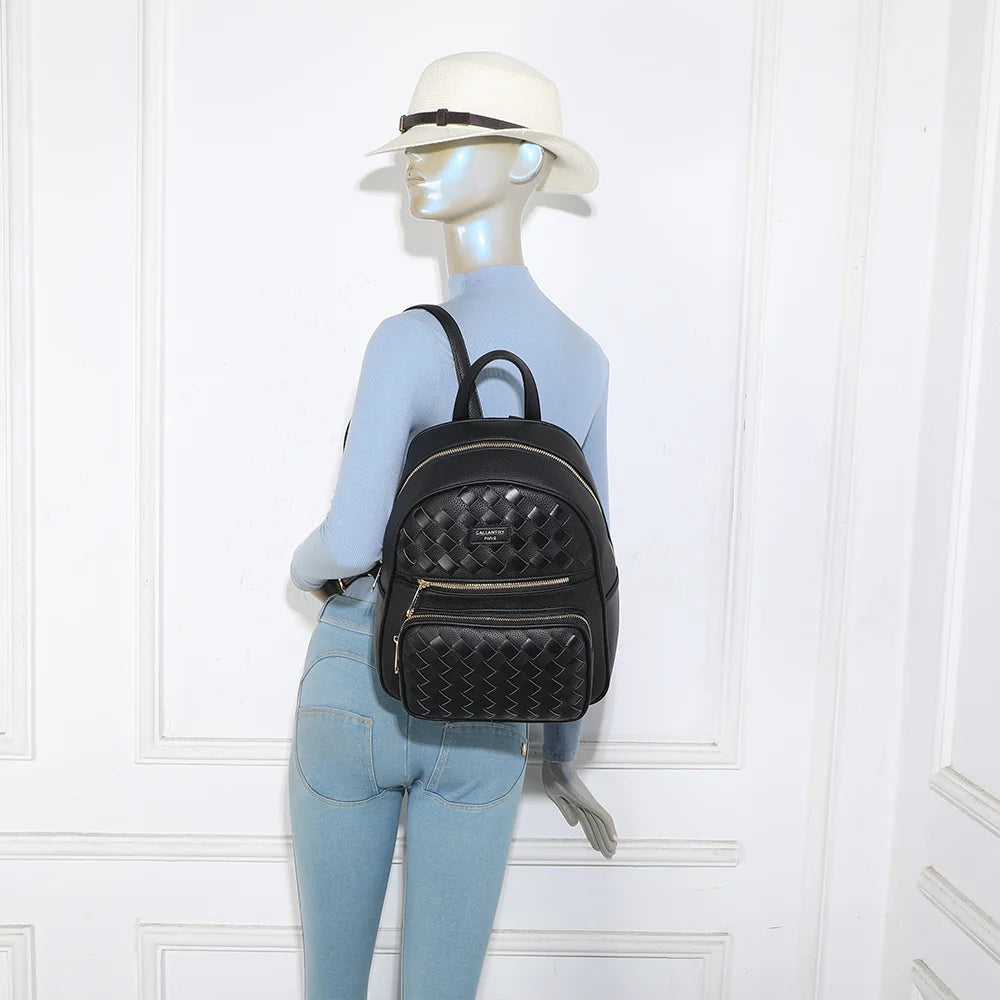 Sac à dos Urban Tressage noir porté par une femme sur les épaules grâce à ses bretelles ajustables – réf. DG-5813