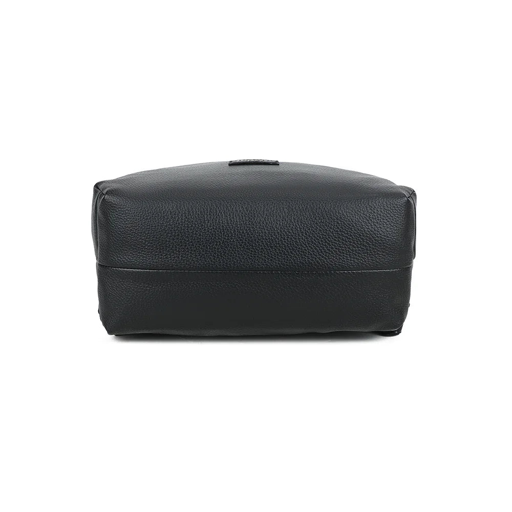Urbania Chic noir vu de dessous : base en simili cuir grainé assortie au reste du sac – réf. JC-53007